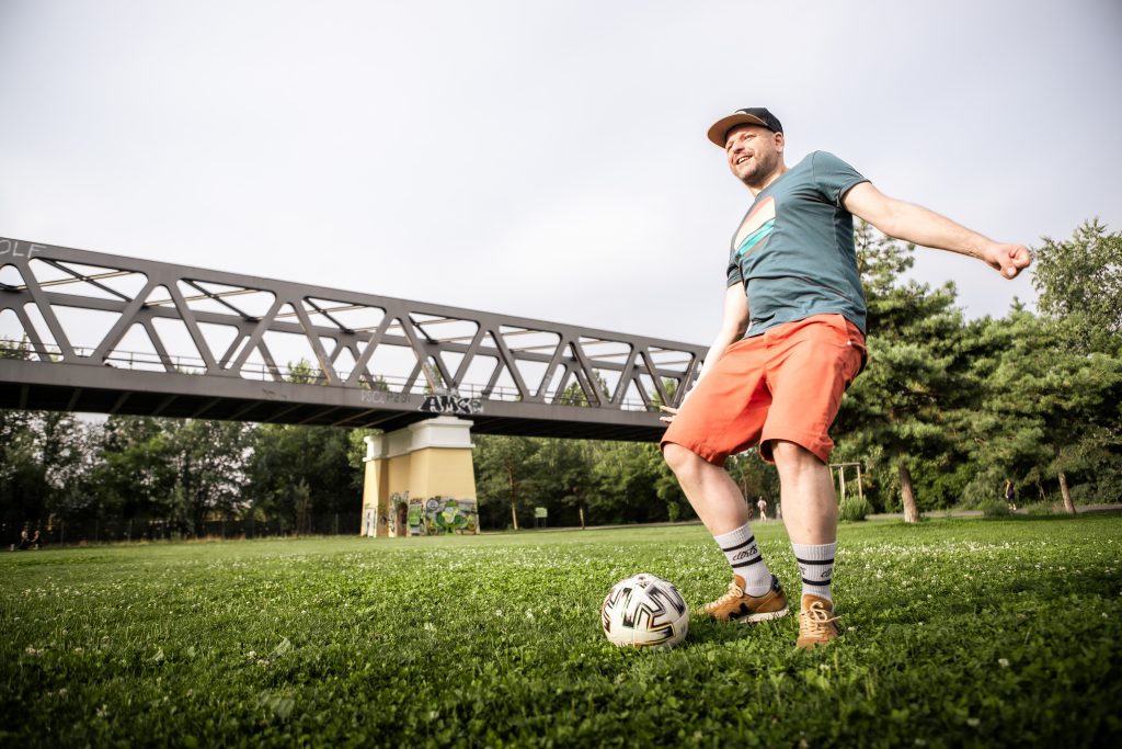 Werner Graf mit einem Fußball im Park am Gleißdreieck